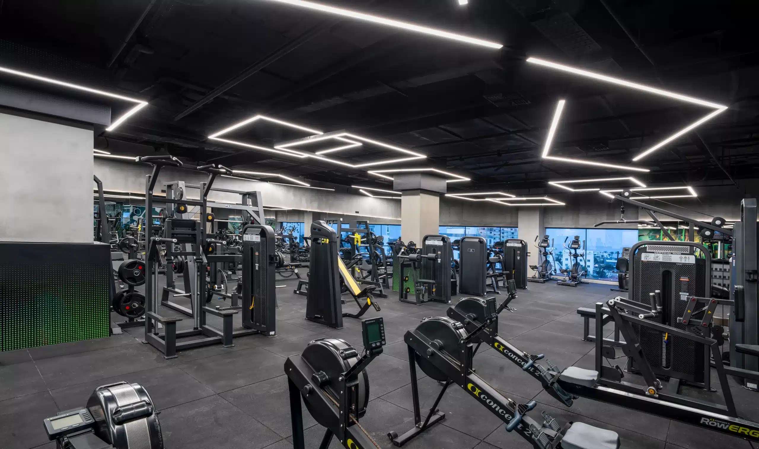 Fitnessstudio einer Wohnanlage in Nordzypern mit Kraftgeräten, Rudergeräten und Panoramafenstern