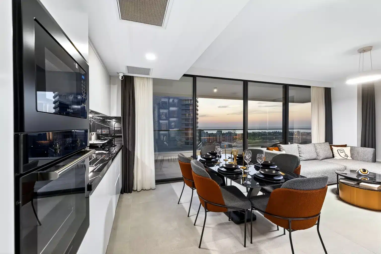 Offener Wohn- und Essbereich mit Küche, Esstisch und breiter Fensterfront im Grand Sapphire