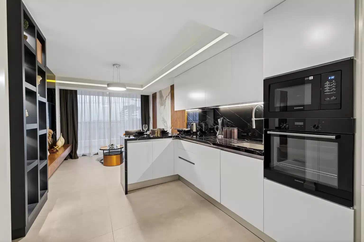 Weiße Einbauküche mit dunkler Arbeitsplatte und integrierten Geräten im Grand Sapphire