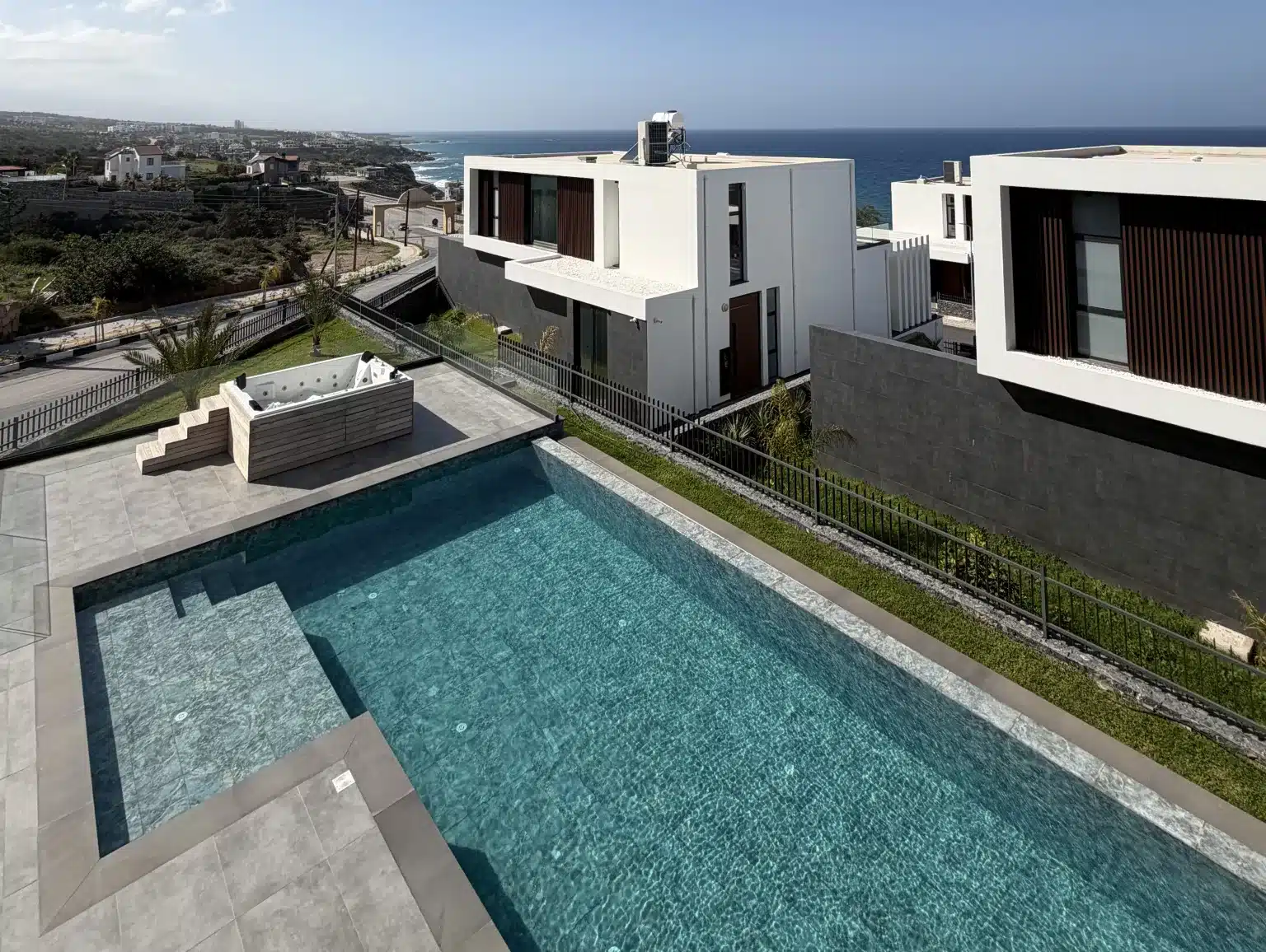 Moderne Villa mit Poolterrasse und Blick Richtung Meer in Esentepe