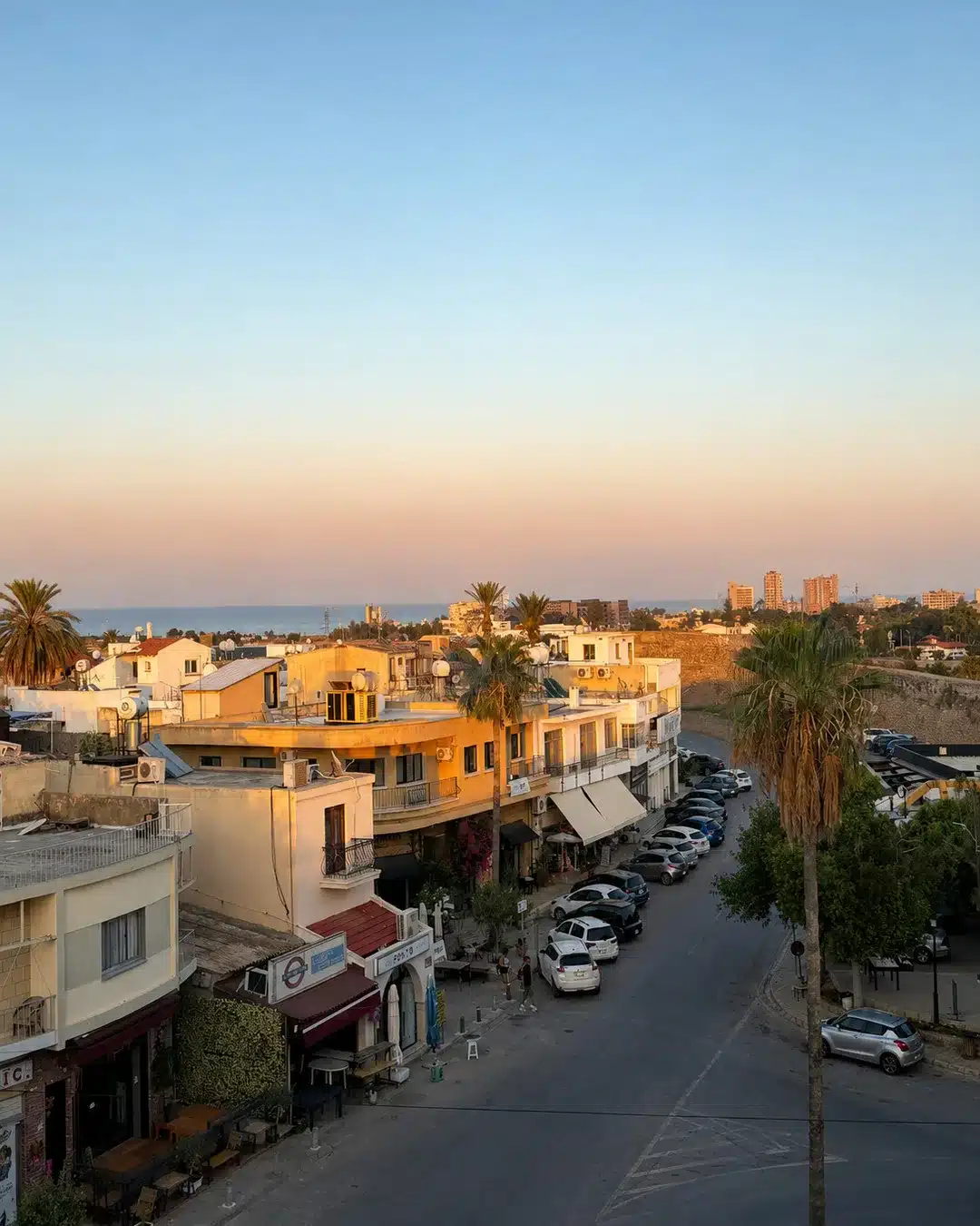 Straße mit Restaurants und Cafés in Famagusta im Abendlicht