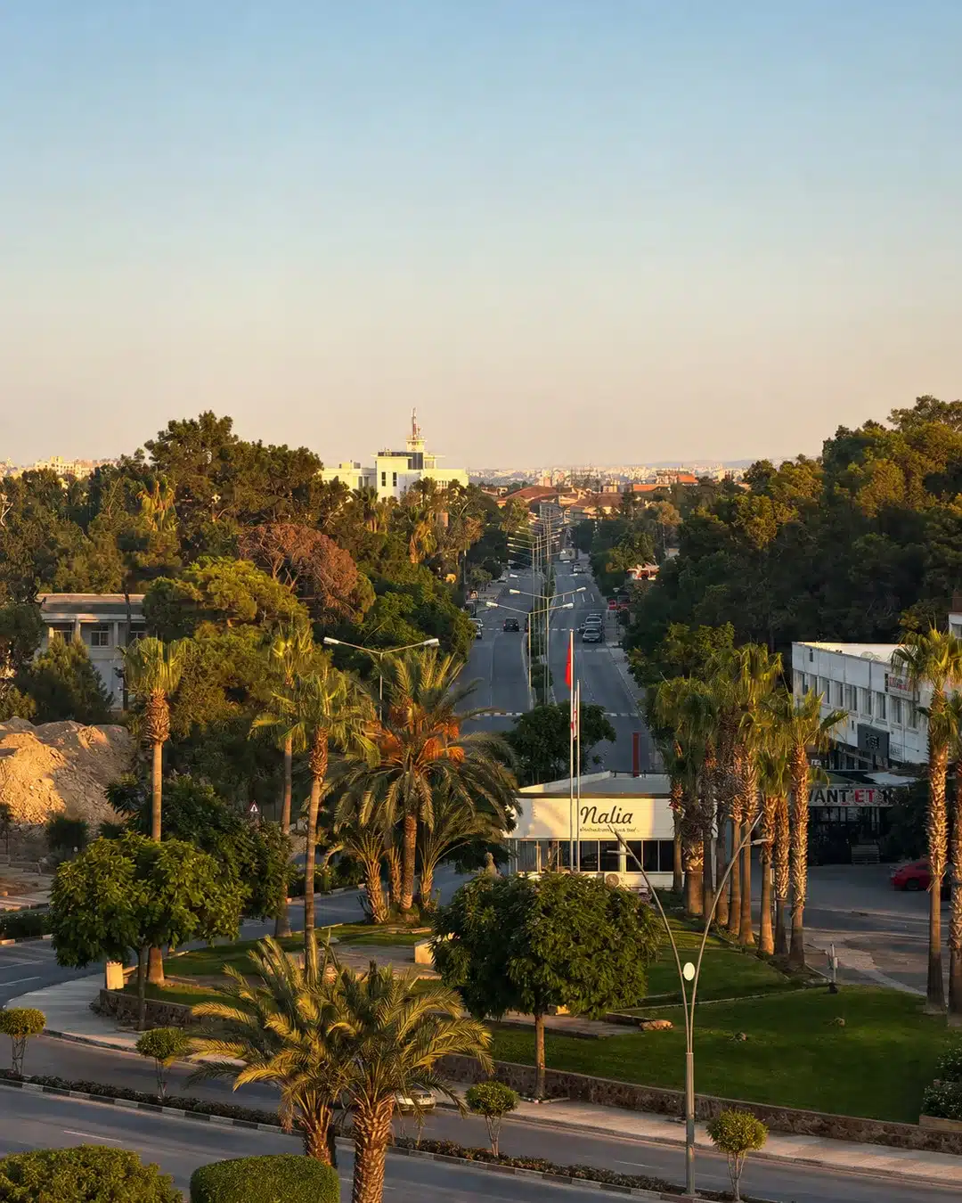 Palmenboulevard mit Grünanlagen in Famagusta, Nordzypern