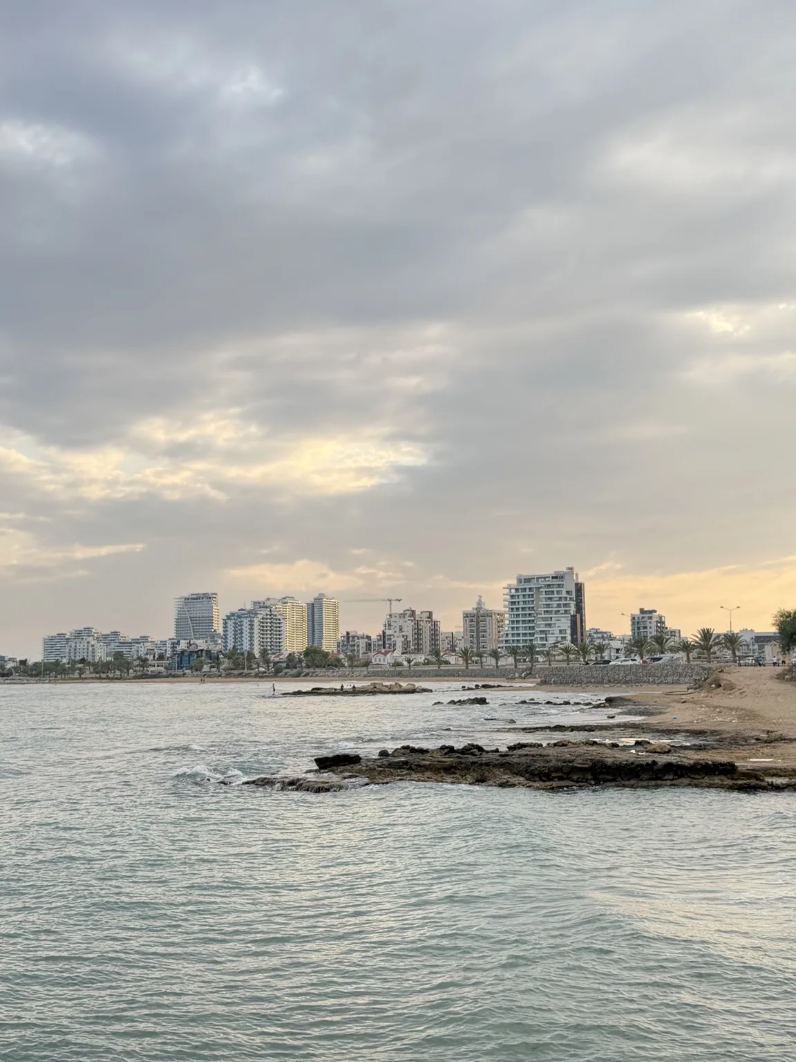 Küste und moderne Wohngebäude am Long Beach bei İskele im Abendlicht