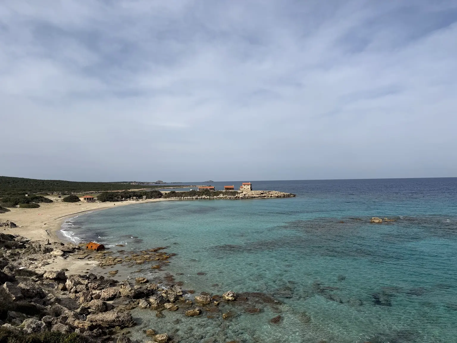 Türkisfarbene Bucht an der Küste Nordzyperns
