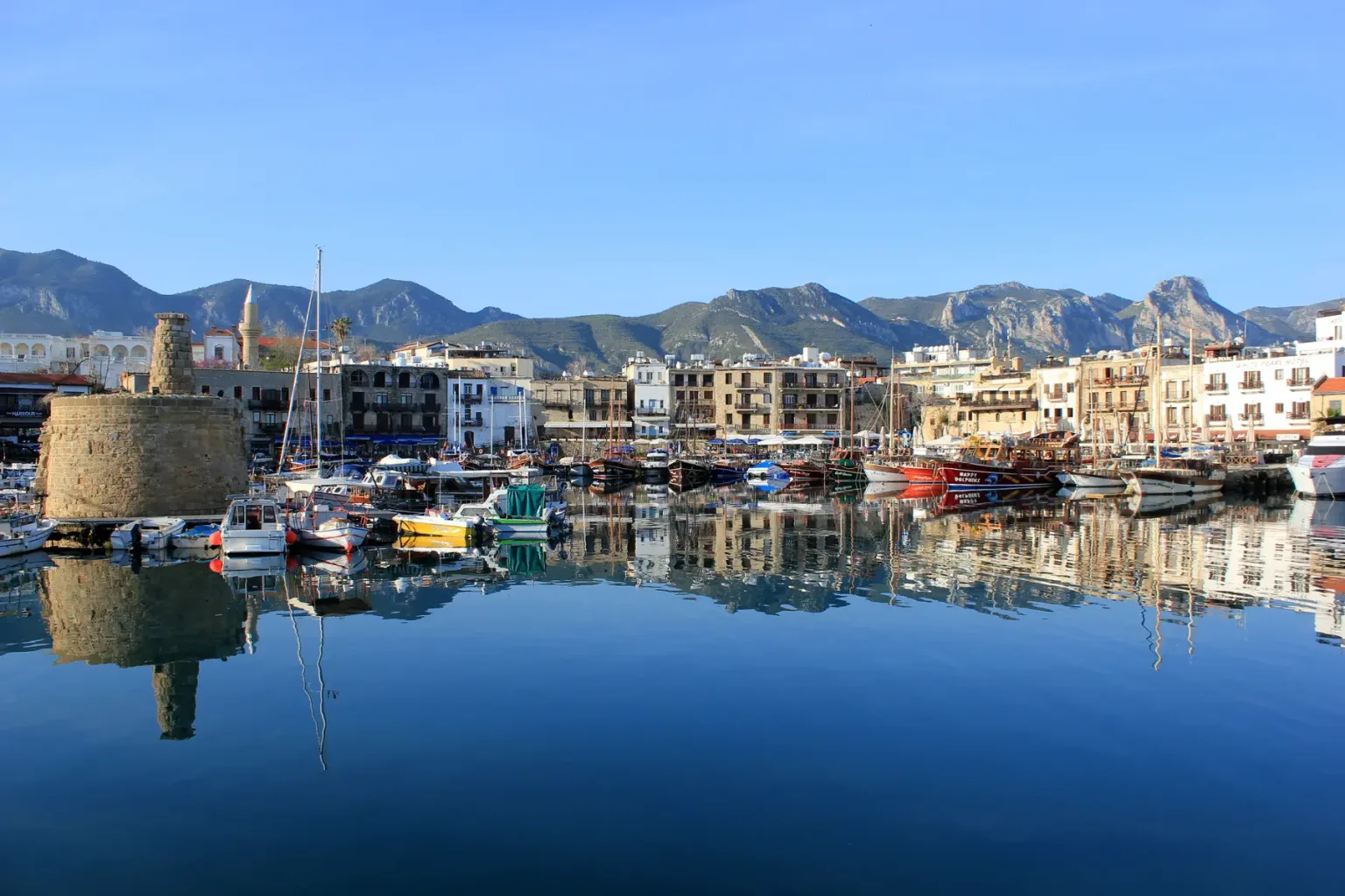 Boote im historischen Hafen von Girne vor Altstadt und Bergkulisse