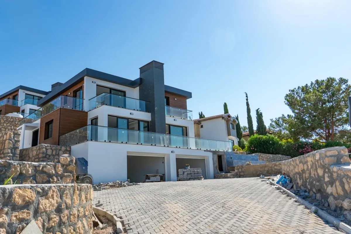 Moderne Villa mit Natursteinmauern, Balkonen und großzügiger Zufahrt in Çatalköy