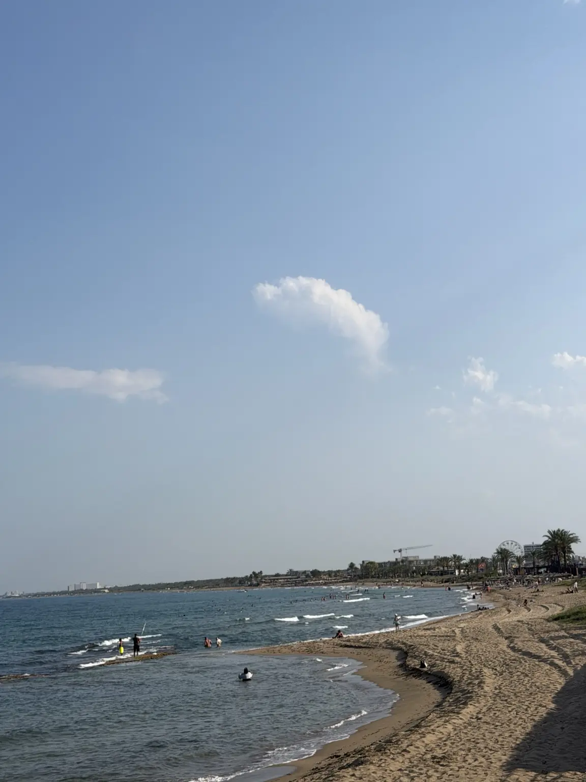 Sandstrand und türkisfarbenes Meer an der Küste von İskele Long Beach